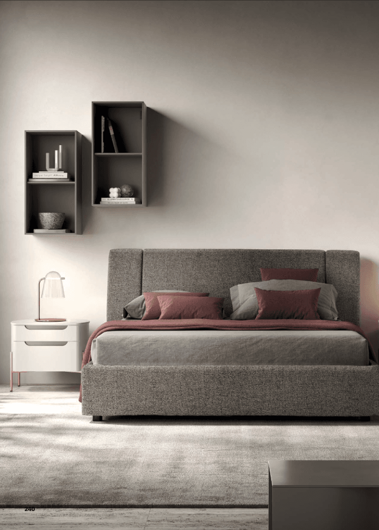 Camera matrimoniale letto grigio imbottito con cuscini bordeaux — NottiAmo Piacenza